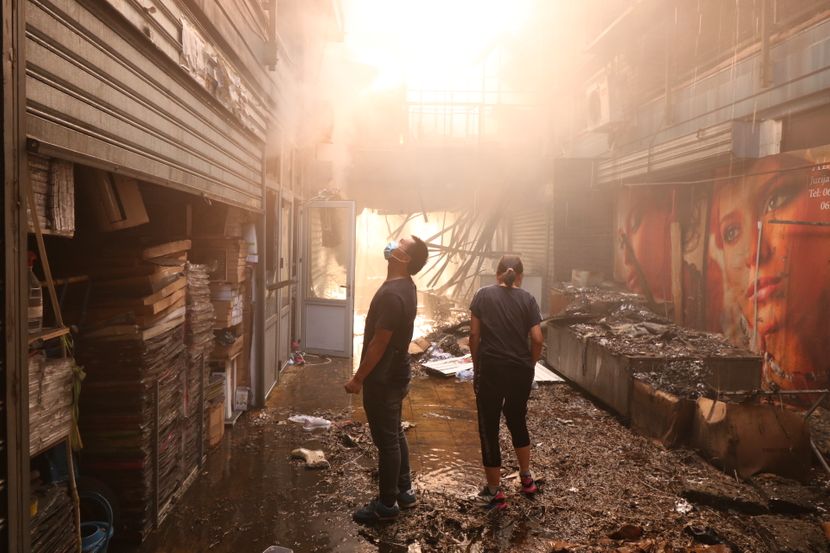 我們走進了被燒毀的中國商場：灰燼、煙灰……人們眼中的難以置信