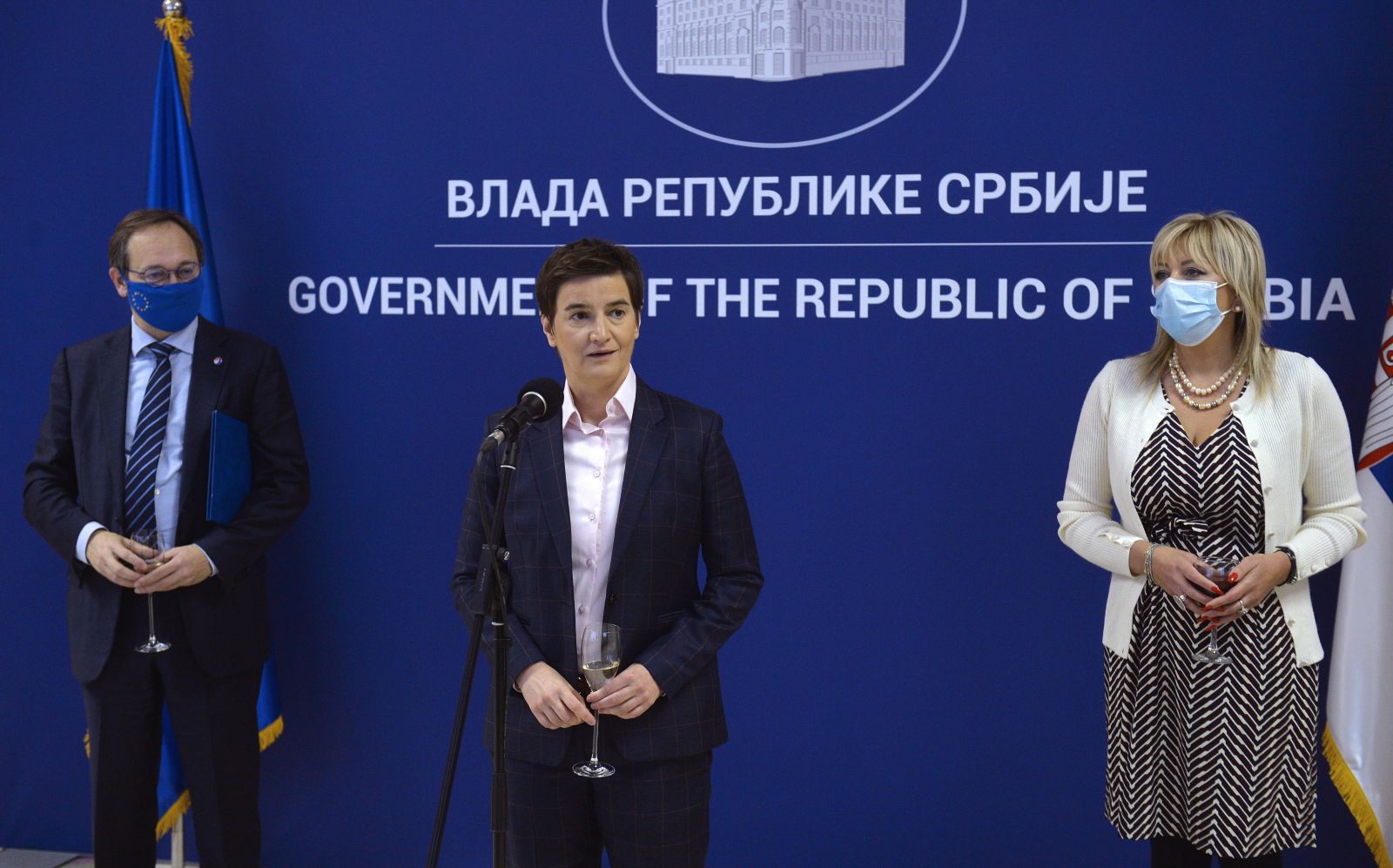 約克西莫維奇和布爾納比奇為歐盟成員國大使舉行招待會